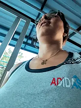 Snapshot of Lily-o chatting on 13, 11, 2025 Lily-o online show from 13, 11, 2025