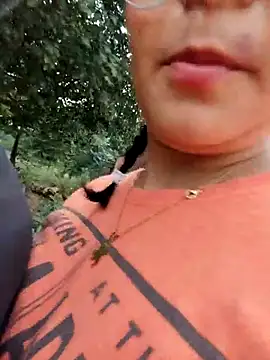 Snapshot of Lily-o chatting on 18, 11, 2025 Lily-o online show from 18, 11, 2025