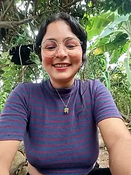 Snapshot of Lily-o chatting on 21, 11, 2025 Lily-o online show from 21, 11, 2025