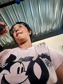 Snapshot of Lily-o chatting on 23, 11, 2025 Lily-o online show from 23, 11, 2025