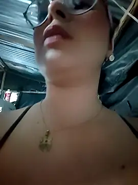 Snapshot of Lily-o chatting on 25, 11, 2025 Lily-o online show from 25, 11, 2025