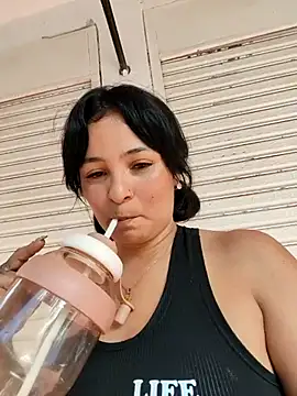 Snapshot of Lily-o chatting on 26, 11, 2025 Lily-o online show from 26, 11, 2025