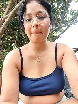 Snapshot of Lily-o chatting on 30, 11, 2025 Lily-o online show from 30, 11, 2025