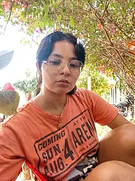 Snapshot of Lily-o chatting on 15, 12, 2025 Lily-o online show from 15, 12, 2025