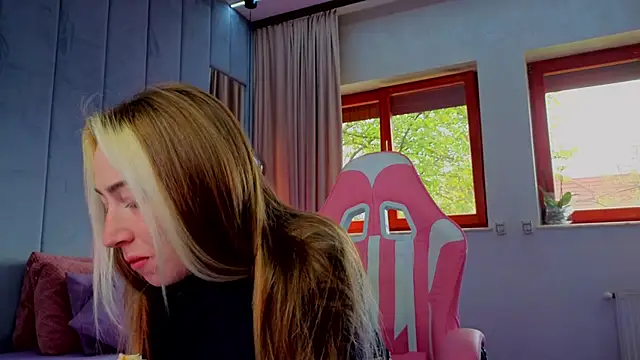 Snapshot of Reina_Cummings chatting on 26, 10, 2025 Reina Cummings online show from 26, 10, 2025