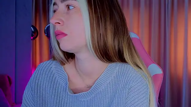 Snapshot of Reina_Cummings chatting on 28, 10, 2025 Reina Cummings online show from 28, 10, 2025