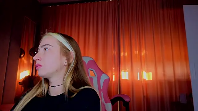 Snapshot of Reina_Cummings chatting on 1, 11, 2025 Reina Cummings online show from 1, 11, 2025