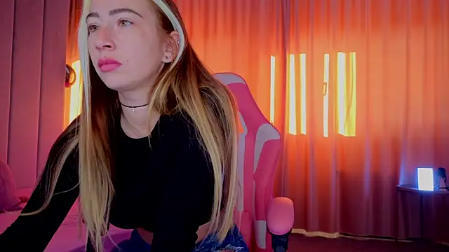 Snapshot of Reina_Cummings chatting on 2, 11, 2025 Reina Cummings online show from 2, 11, 2025