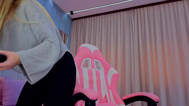 Snapshot of Reina_Cummings chatting on 7, 11, 2025 Reina Cummings online show from 7, 11, 2025