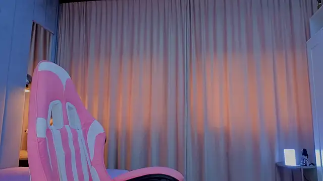 Snapshot of Reina_Cummings chatting on 12, 11, 2025 Reina Cummings online show from 12, 11, 2025