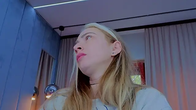 Snapshot of Reina_Cummings chatting on 14, 11, 2025 Reina Cummings online show from 14, 11, 2025