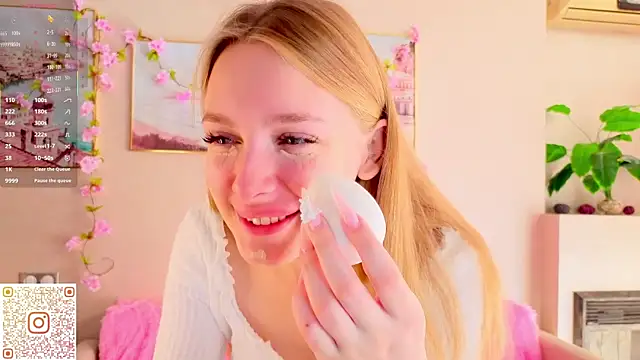 Snapshot of CindyGreen chatting on 4, 10, 2025 CindyGreen online show from 4, 10, 2025