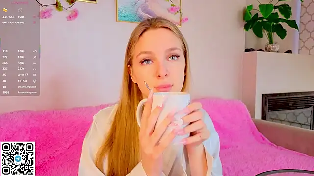 Snapshot of CindyGreen chatting on 5, 10, 2025 CindyGreen online show from 5, 10, 2025