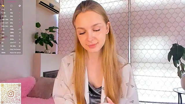 Snapshot of CindyGreen chatting on 9, 10, 2025 CindyGreen online show from 9, 10, 2025