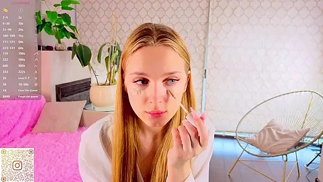 Snapshot of CindyGreen chatting on 10, 10, 2025 CindyGreen online show from 10, 10, 2025