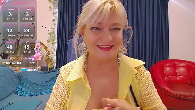 Snapshot of HypnotikCate chatting on 17, 1, 2025 HypnotikCate online show from 17, 1, 2025