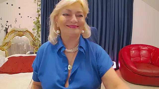 Snapshot of HypnotikCate chatting on 8, 3, 2025 HypnotikCate online show from 8, 3, 2025