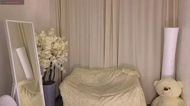 Snapshot of Janet_Jee chatting on 8, 11, 2025 Janet Jee online show from 8, 11, 2025