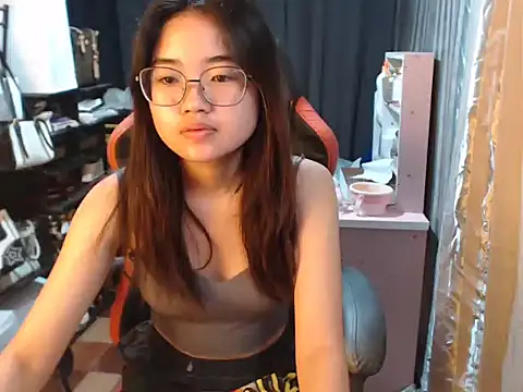 Snapshot of urhoneybunny25 chatting on 13, 10, 2025 urhoneybunny25 online show from 13, 10, 2025