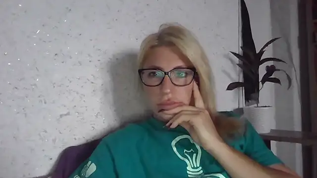 Snapshot of fox_red_lady7 chatting on 2, 10, 2025 fox red lady7 online show from 2, 10, 2025
