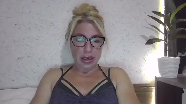 Snapshot of fox_red_lady7 chatting on 2, 10, 2025 fox red lady7 online show from 2, 10, 2025