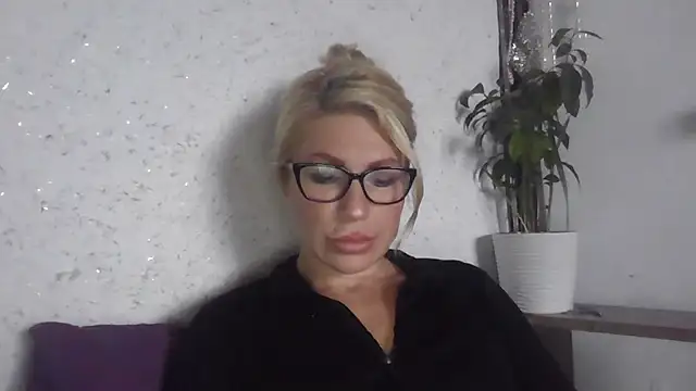 Snapshot of fox_red_lady7 chatting on 18, 10, 2025 fox red lady7 online show from 18, 10, 2025