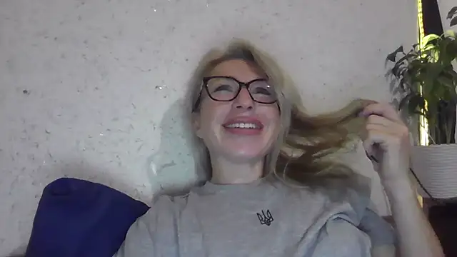 Snapshot of fox_red_lady7 chatting on 24, 10, 2025 fox red lady7 online show from 24, 10, 2025