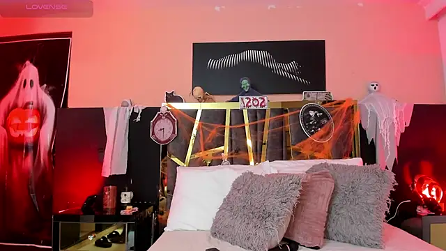 Snapshot of ScarletTorres chatting on 27, 10, 2025 ScarletTorres online show from 27, 10, 2025