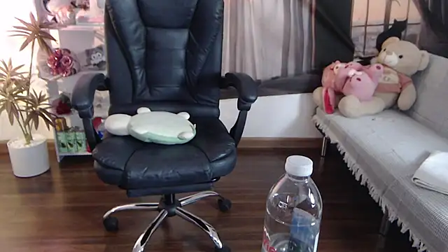 Suzie Wet Cave online show from 27, 10, 2025