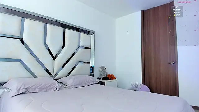 Michelle Ferrerr online show from 3, 12, 2025