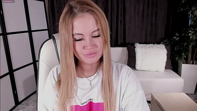 Snapshot of LikaFoxie chatting on 24, 9, 2025 LikaFoxie online show from 24, 9, 2025