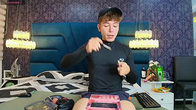 Snapshot of TaylerWhite chatting on 19, 12, 2025 TaylerWhite online show from 19, 12, 2025