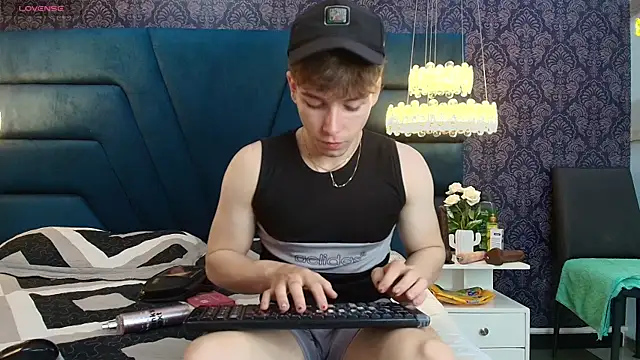 Snapshot of TaylerWhite chatting on 20, 12, 2025 TaylerWhite online show from 20, 12, 2025