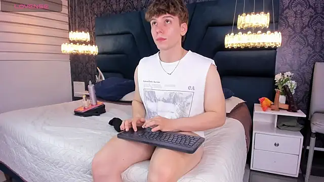 Snapshot of TaylerWhite chatting on 11, 2, 2026 TaylerWhite online show from 11, 2, 2026