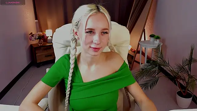 Snapshot of cute_luucy chatting on 18, 3, 2026 cute luucy online show from 18, 3, 2026