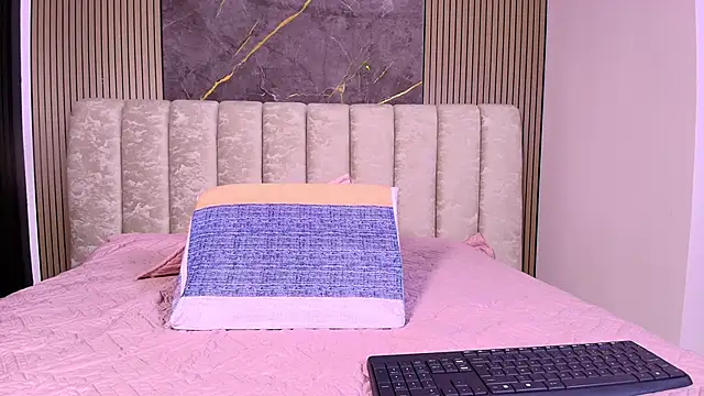 valecastro  online show from 2, 12, 2025