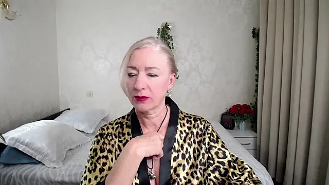 hunters woman online show from 11, 2, 2026