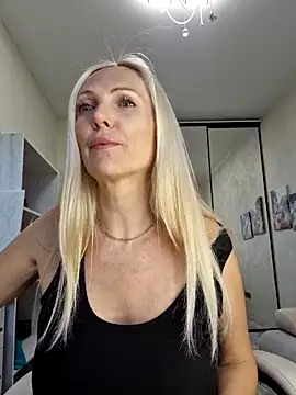 Snapshot of Monna chatting on 23, 10, 2025 Monna online show from 23, 10, 2025