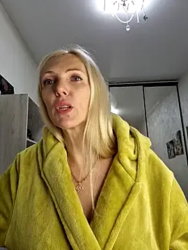 Snapshot of Monna chatting on 5, 11, 2025 Monna online show from 5, 11, 2025