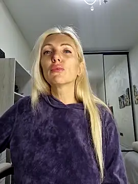 Snapshot of Monna chatting on 12, 11, 2025 Monna online show from 12, 11, 2025