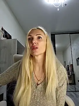 Snapshot of Monna chatting on 4, 12, 2025 Monna online show from 4, 12, 2025