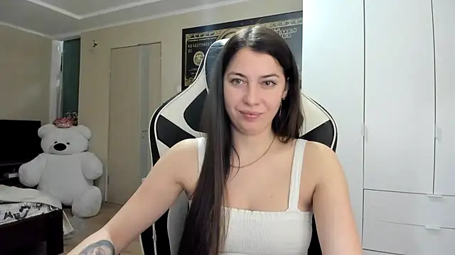 Snapshot of EmiLovsi chatting on 12, 10, 2025 EmiLovsi online show from 12, 10, 2025