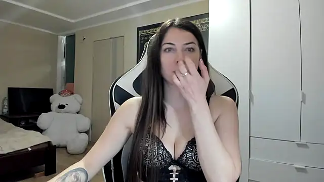 Snapshot of EmiLovsi chatting on 27, 10, 2025 EmiLovsi online show from 27, 10, 2025