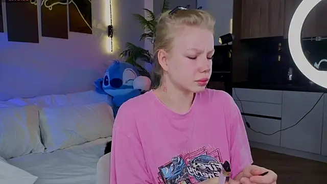 Snapshot of emilyshepar_d chatting on 21, 4, 2026 emilyshepar d online show from 21, 4, 2026