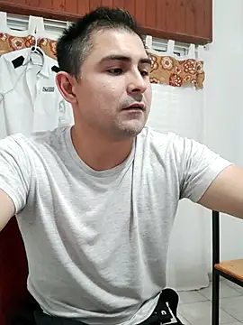 Snapshot of Bradd_32 chatting on 14, 4, 2026 Bradd 32 online show from 14, 4, 2026