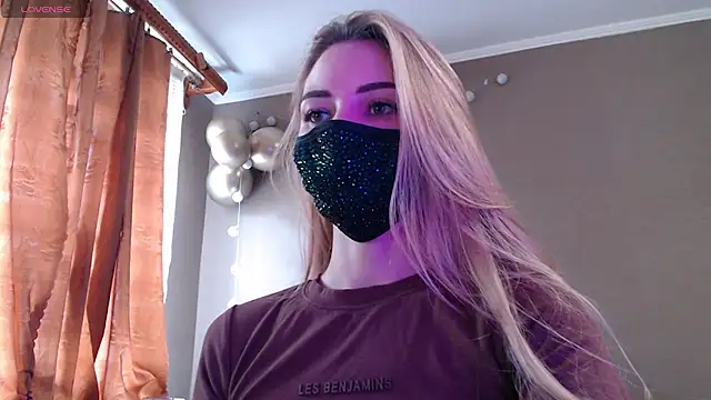 Snapshot of Iris_lave chatting on 13, 11, 2025 Iris lave online show from 13, 11, 2025