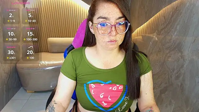 Snapshot of mariehw_r chatting on 12, 10, 2025 mariehw r online show from 12, 10, 2025