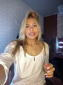 Snapshot of hot_cupid01 chatting on 18, 3, 2026 hot cupid01 online show from 18, 3, 2026