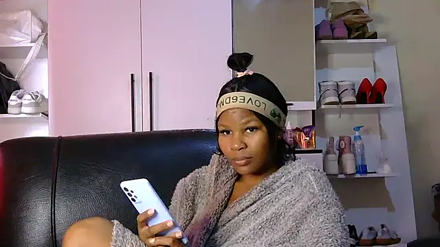 Seductive Yellow Titties online show from 20, 9, 2025