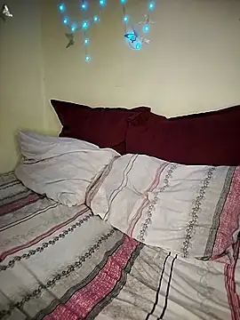 Seductive Yellow Titties online show from 14, 2, 2026